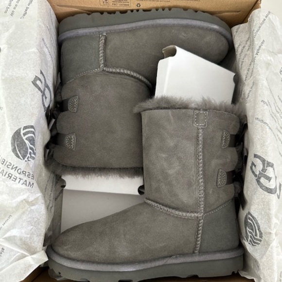 UGG Kids Girls Bailey Bow II Boot in Grey, USA Size Little Kid 1 - Picture 2 of 4